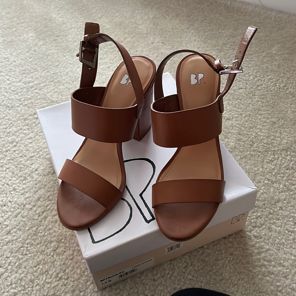 TAN SANDLE WITH HEEL SIZE 7.5